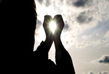 冰岛艰难取胜，成功进军下一轮